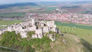 斯皮斯基·赫拉德的空中景观。 斯洛伐克。 山上石城堡的废墟